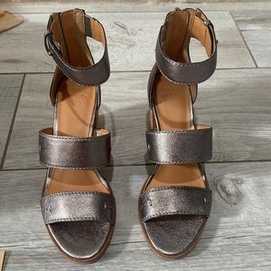 NIB FRYE AND CO. Brynn Stitch Heeled Sandal